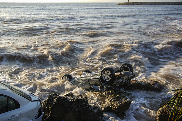 当地时间2021年9月2日，西班牙东北部海滨小镇阿尔卡纳尔，一场倾盆大雨导致山洪暴发，汽车被冲进海里。本文图片 人民视觉  资料图